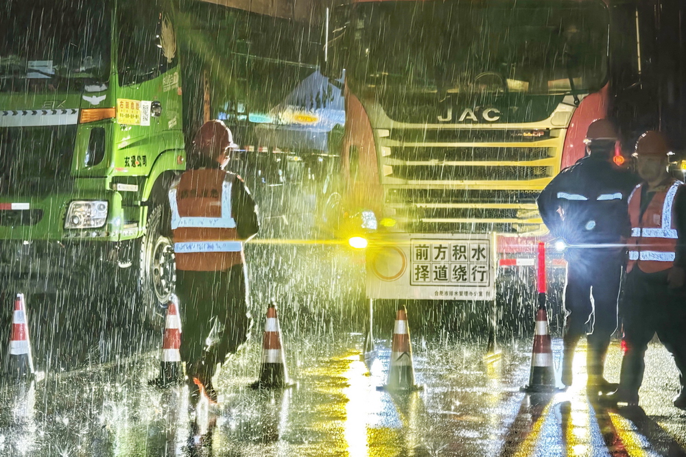 暴雨夜，合肥公交集团第一巴士公司职工在行动